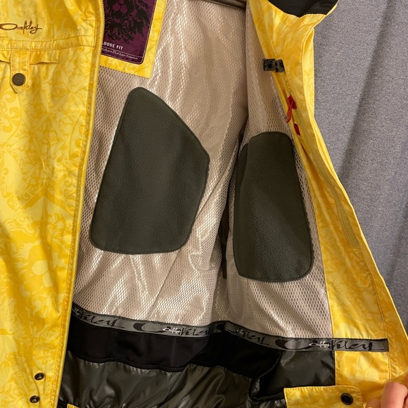 Oakley women’s snowboard jacket size small - Picture 4 of 7